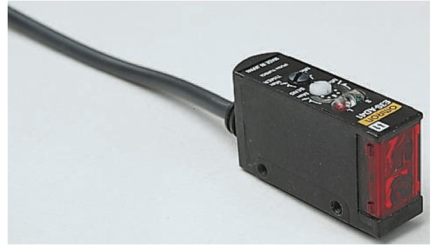 Sensore fotoelettrico rettangolare Omron E3SAT31, rilevamento fino a 7 m, uscita PNP, grado di protezione IP67, staffa inclusa.