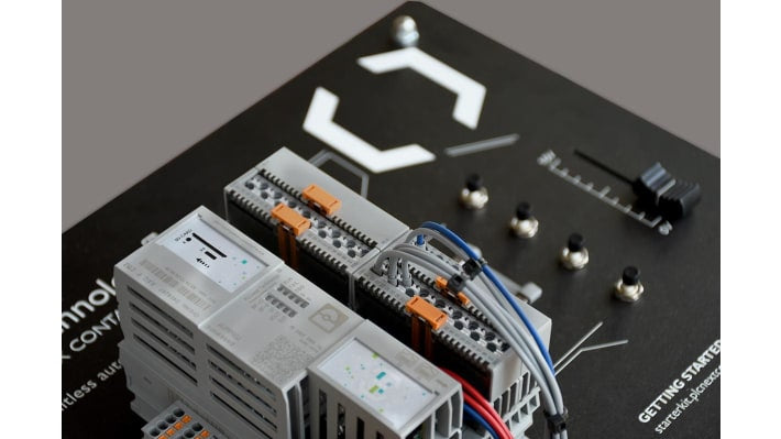 Starter Kit PLCnext Phoenix Contact 1188165 con interfaccia Profinet e rete Ethernet. Controllo e simulazione processi automatizzati. Ideale per integrazione e prestazioni in tempo reale.