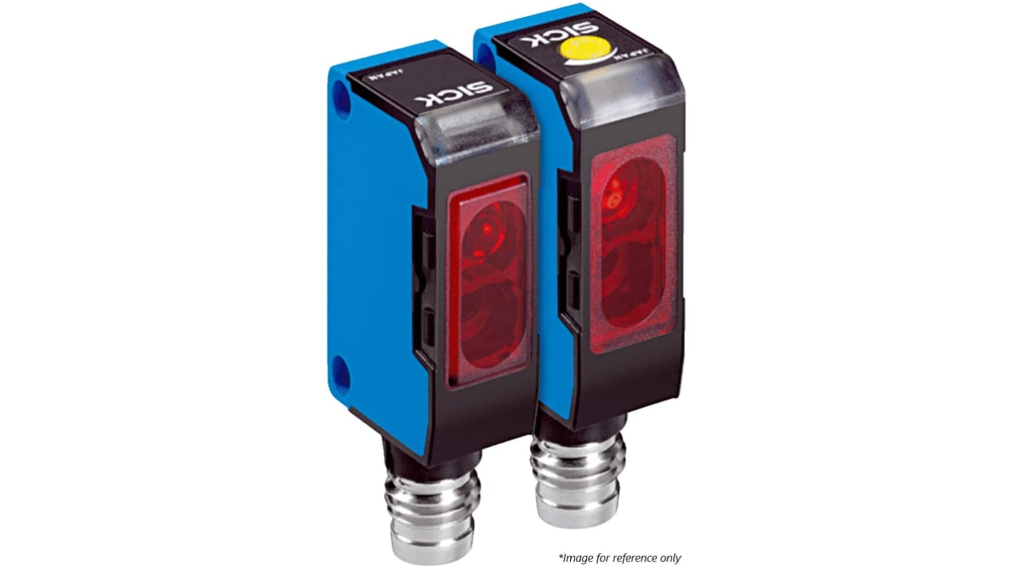 Sensore fotoelettrico rettangolare Sick WS/WE150-P132, rilevamento fino a 4,4 m, uscita PNP, IP67, installazione con staffe incluse.