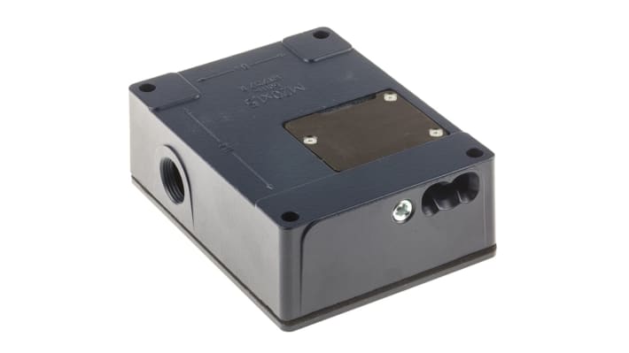 Interruttore di interblocco a solenoide Schmersal AZM415-11/11 ZPKE, 24V, custodia metallica, grado di protezione IP67, dimensioni 100x130x46,5mm.