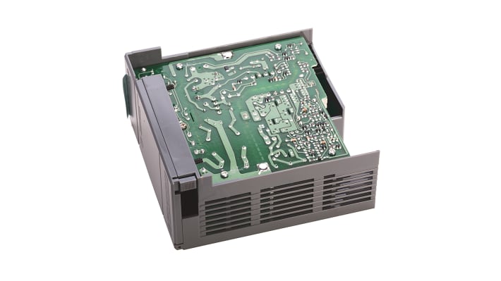 Allen Bradley 1746-P3, alimentatore PLC SLC 500, 3,6 A, 100/240 Vac, 24 Vdc, montaggio laterale, dimensioni 74 x 140 x 145 mm.