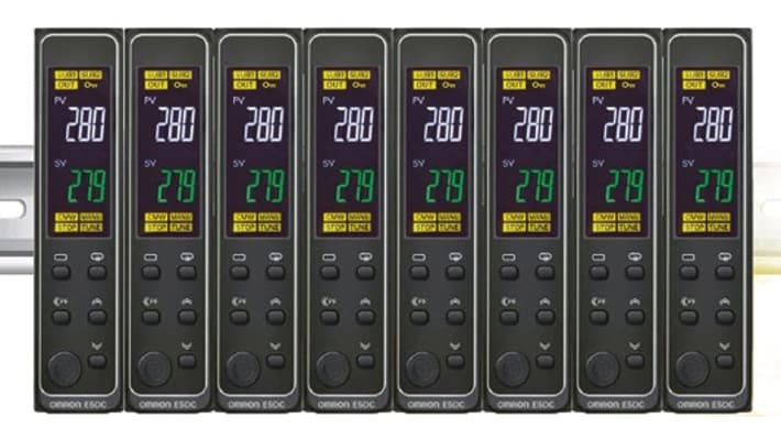 Termoregolatore PID Omron E5DC-QX2DSM-017, 24 V, 2 uscite SSR, montaggio su guida DIN, gamma -200 a +2300 °C.
