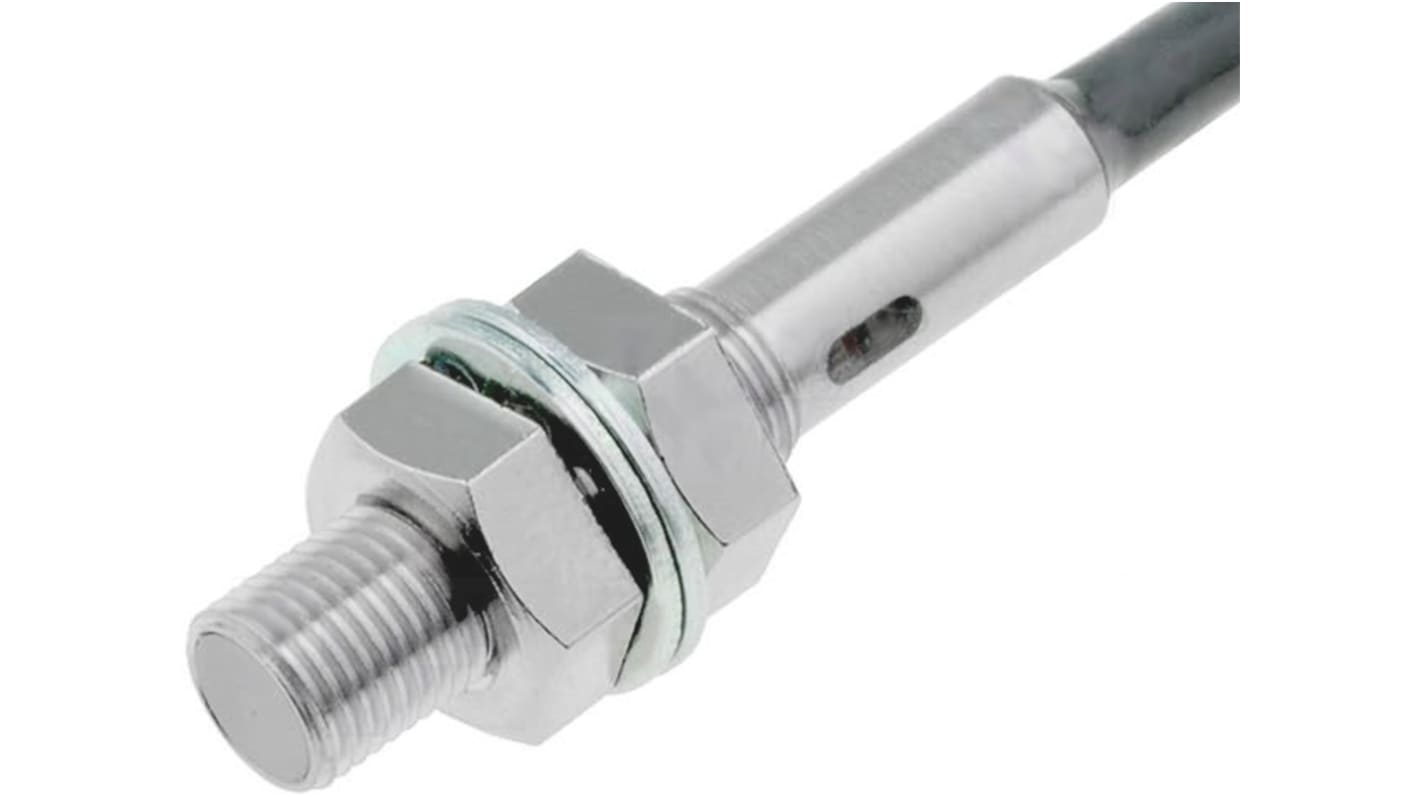 Sensore di prossimità cilindrico Omron E2E-X5MY1-M1, tecnologia induttiva, rilevamento metalli ferrosi fino a 5 mm, grado di protezione IP67.