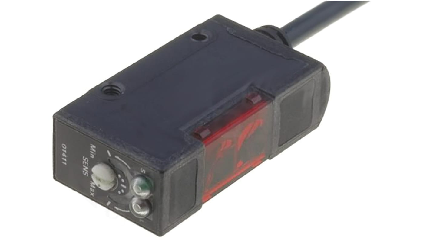 Omron E3S-AD81, sensore fotoelettrico rettangolare a diffusione, rilevamento 10-200 mm, uscita PNP, IP67, montaggio incluso.