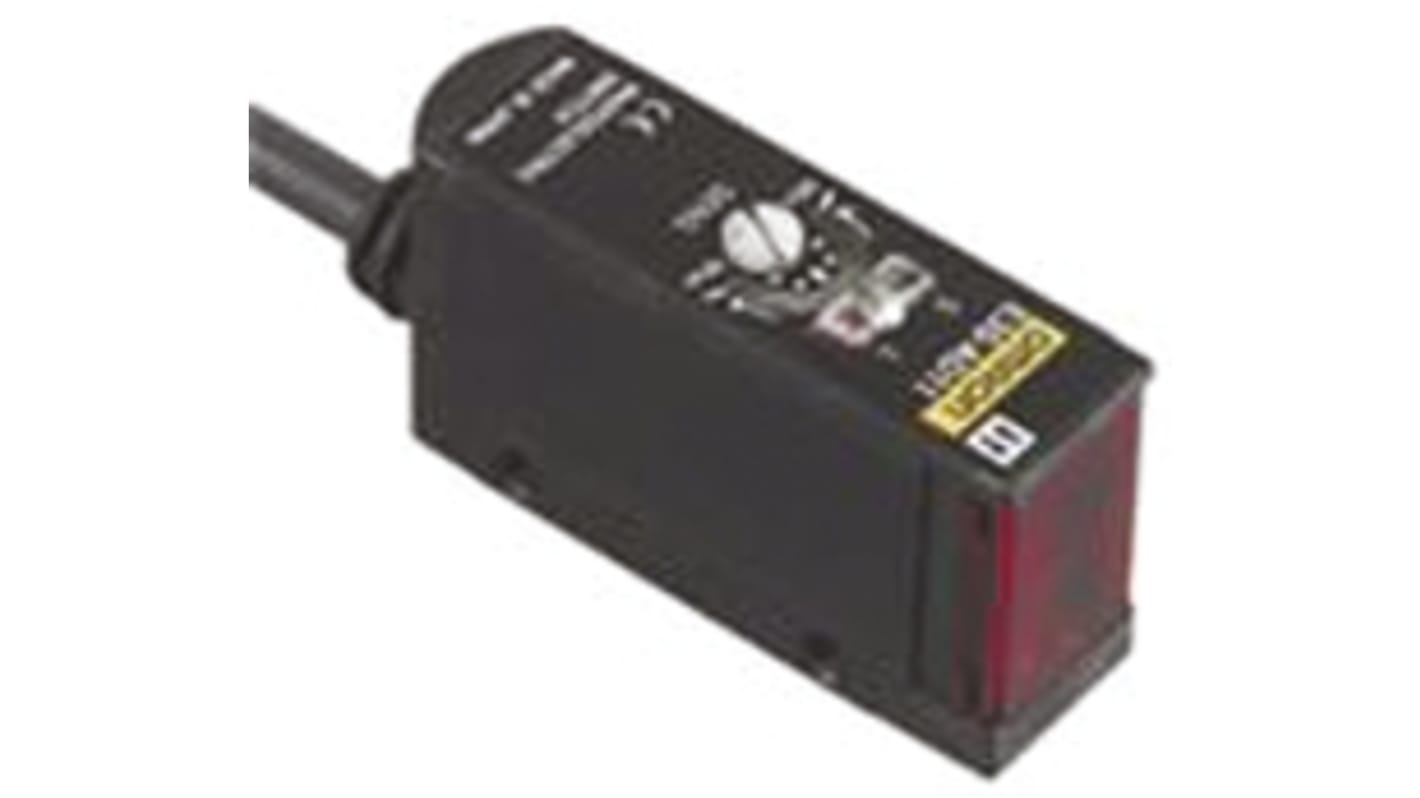 Sensore fotoelettrico Omron E3S-AD13, rettangolare a diffusione, rilevamento 100 mm, uscita NPN, grado di protezione IP67.