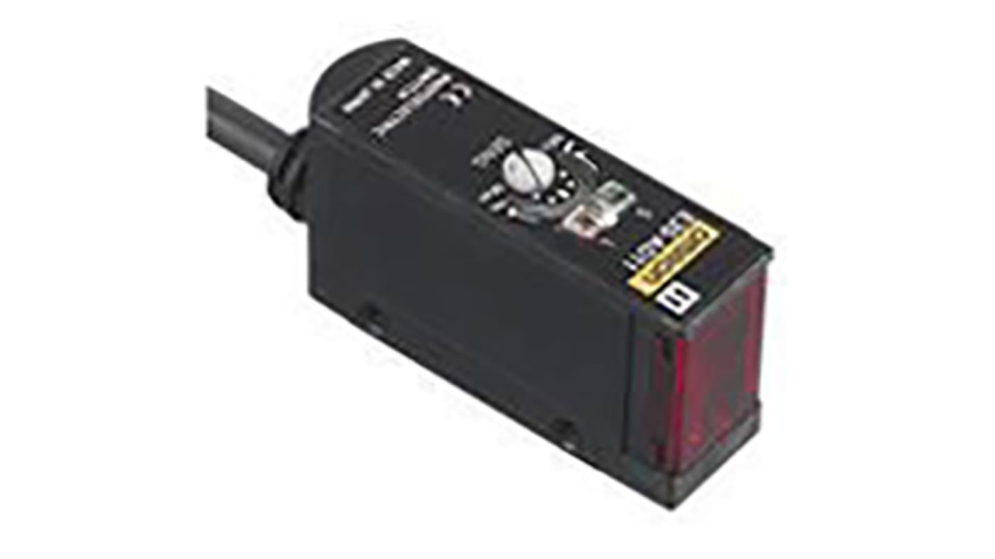 Sensore fotoelettrico rettangolare Omron E3S-AD63, rilevamento 100 mm, uscita NPN, grado di protezione IP67.