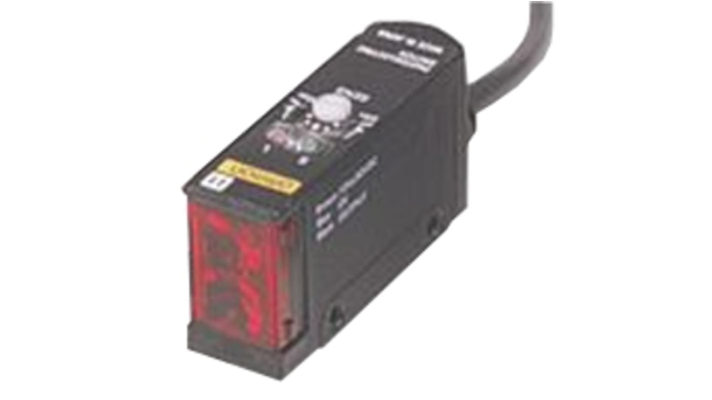 Sensore fotoelettrico rettangolare Omron E3S-AD11, rilevamento 10-200 mm, uscita NPN, grado di protezione IP67, montaggio incluso.