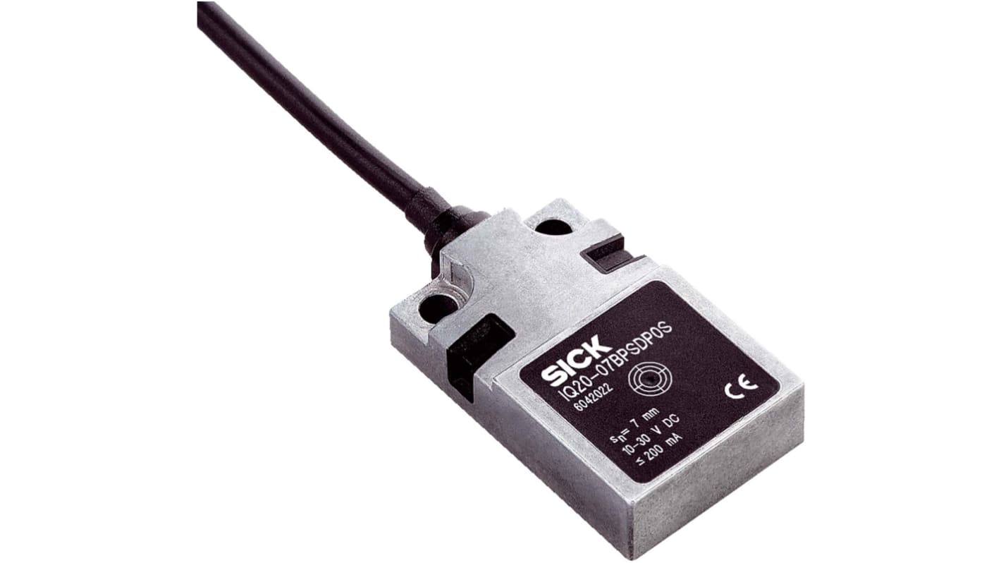 Sensore di prossimità PNP Sick IQ20-07BPPDQ0S, induttivo, 7 mm, IP67, montaggio a filo, dimensioni 20x32x8 mm.