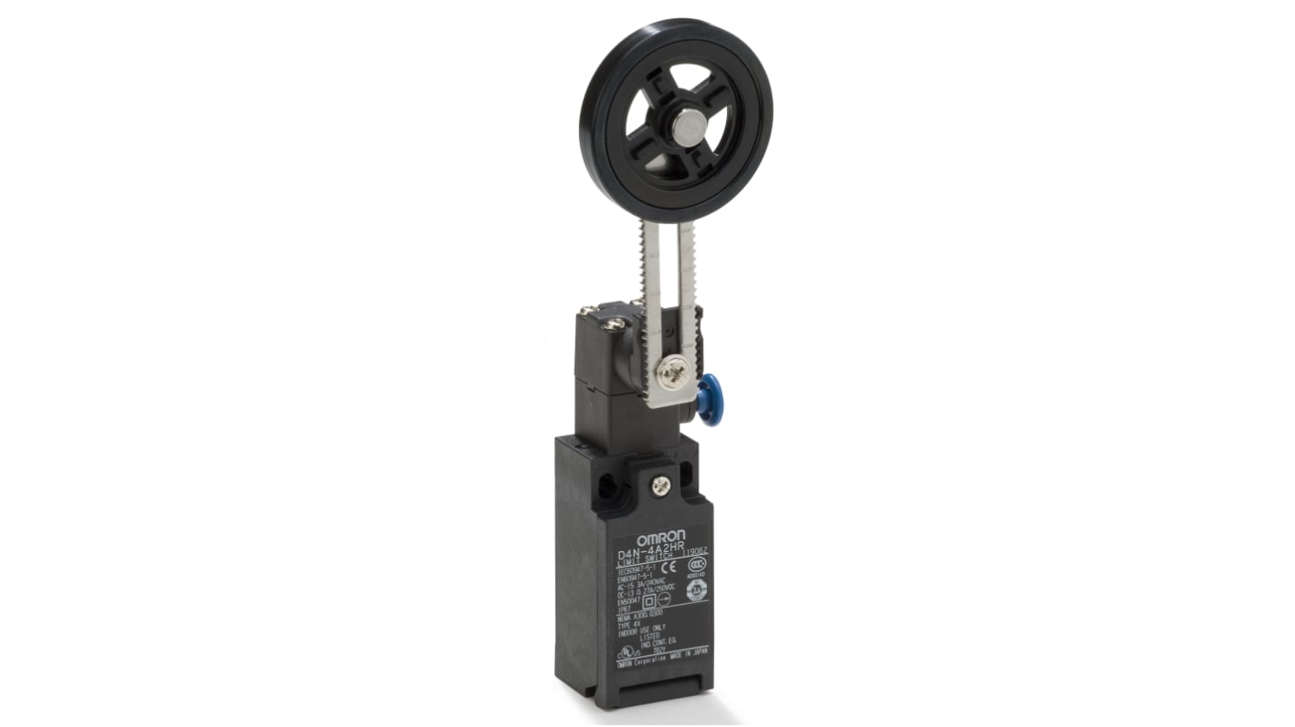 Interruttore di fine corsa Omron D4N-1A2HR con leva regolabile, grado di protezione IP67, contatti 1NC/1NA, operante da -30 a 70 °C.