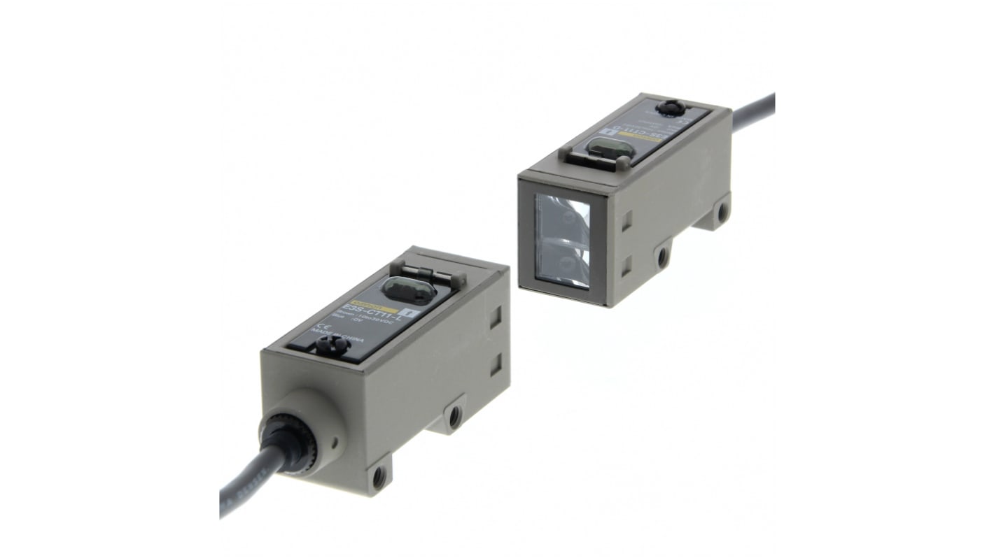 Sensore fotoelettrico Omron E3S-CT11 5M, rilevamento fino a 30 m, IP67, operante tra 25 e 55 gradi Celsius.