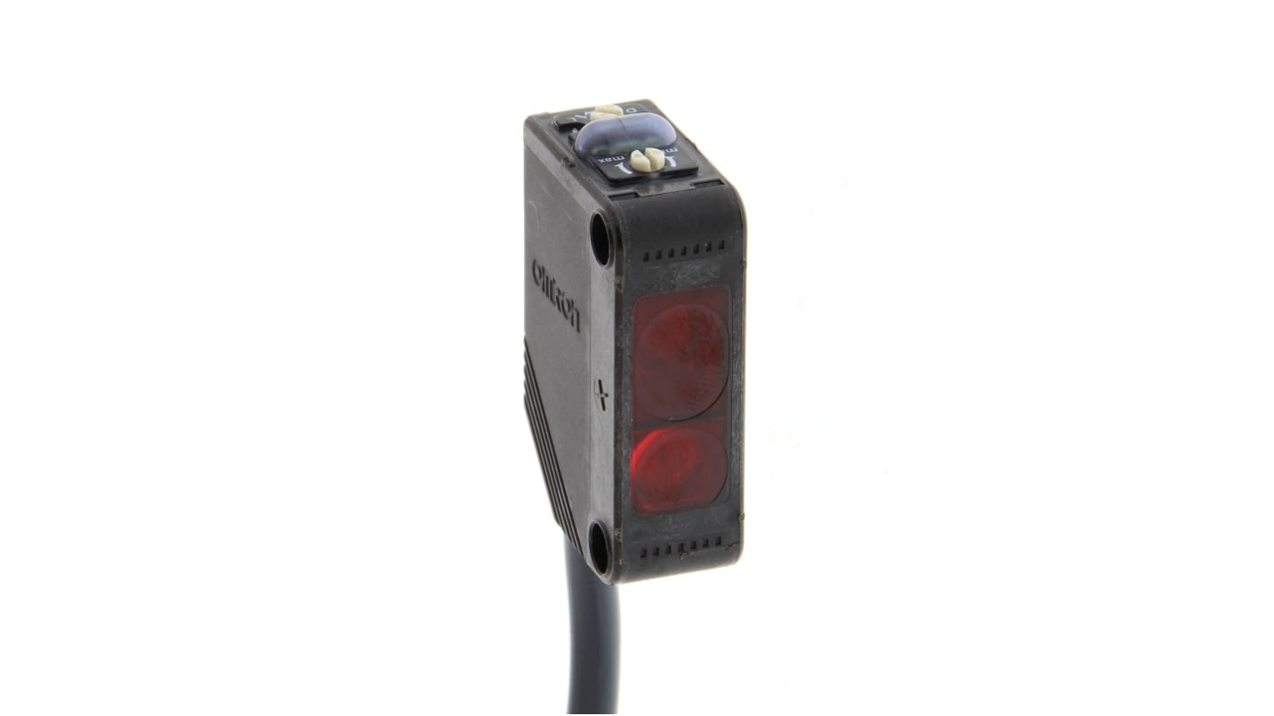 Sensore fotoelettrico a diffusione Omron E3Z-LS63 2M, rilevamento fino a 80 mm, uscita NPN, grado di protezione IP67.
