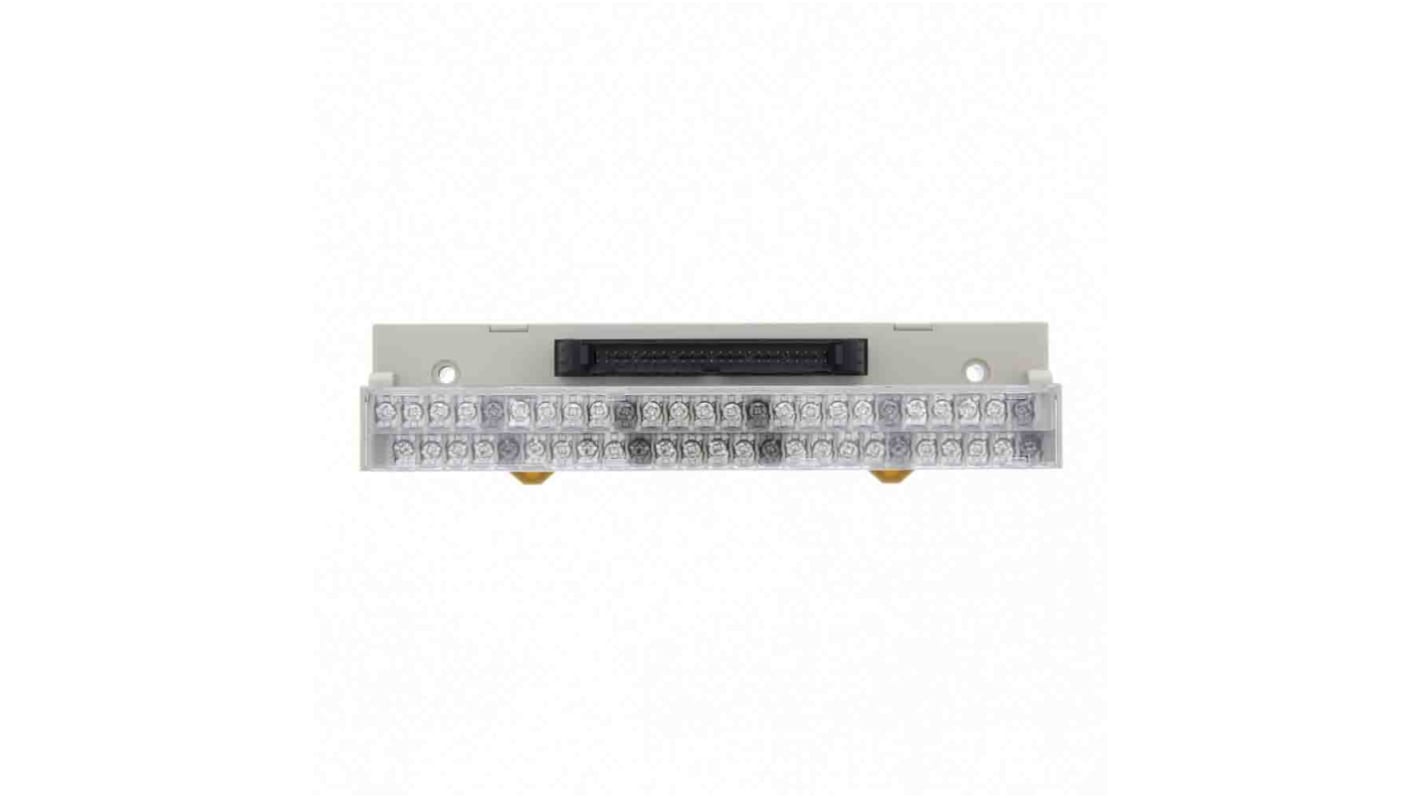 Morsettiera Omron XW2D-50G6 con terminali a vite, montaggio su guida DIN, disposizione colorata in gruppi di cinque.