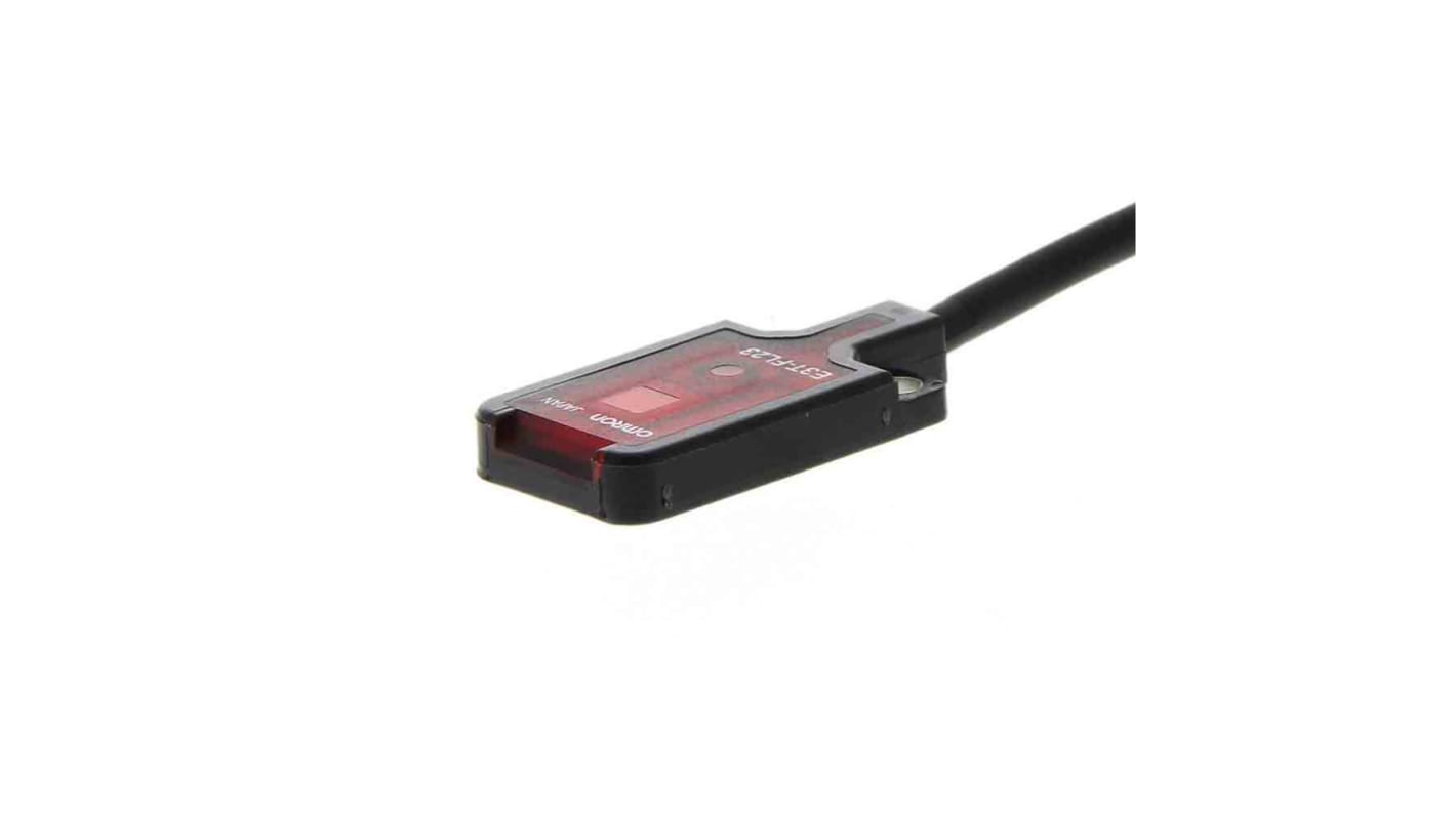Sensore fotoelettrico rettangolare Omron E3T-FL24 2M, rilevamento da 1 mm a 30 mm, uscita PNP, grado di protezione IP67.