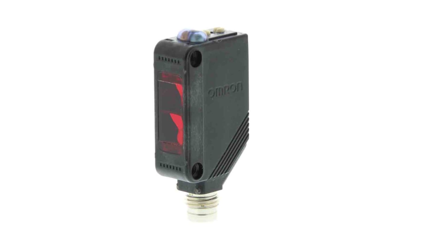 Sensore fotoelettrico Omron E3Z-B87 a retroriflessione, rilevamento da 500 mm a 2 m, uscita PNP, grado di protezione IP67/IP69K.