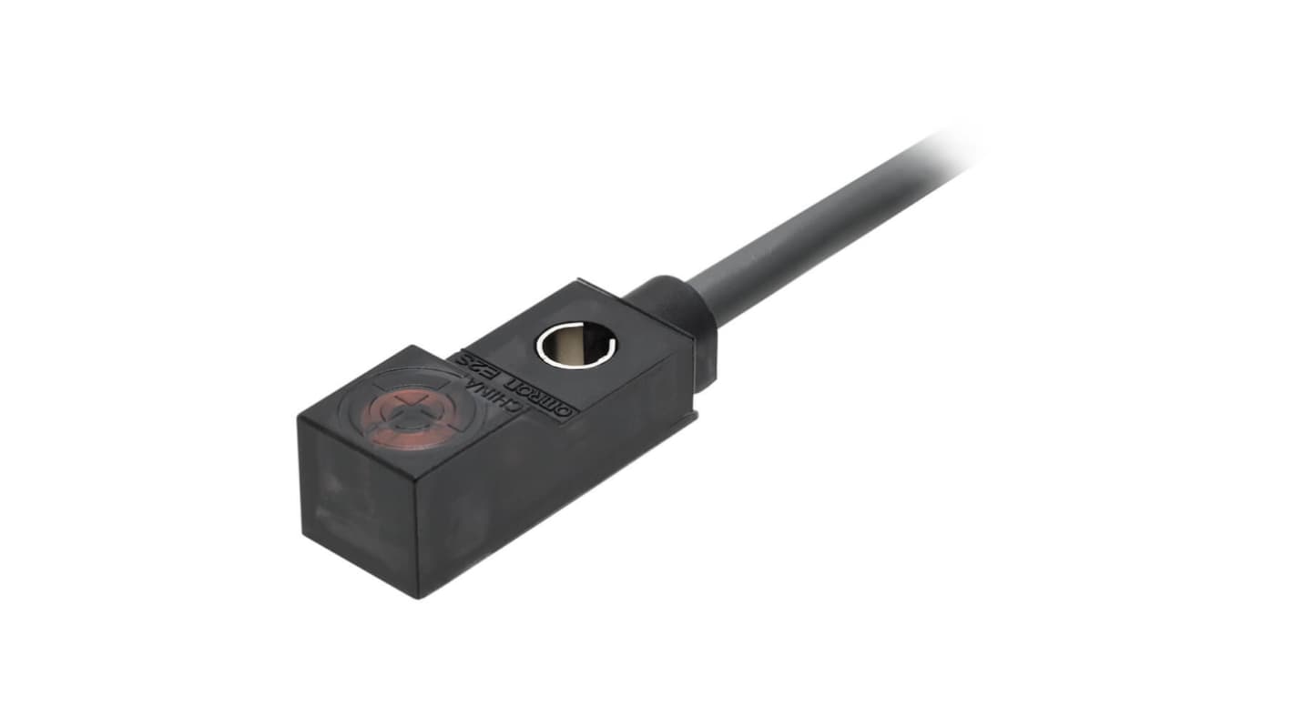 Sensore di prossimità Omron E2S-W26 1M, PNP normalmente chiuso, rilevamento 2,5 mm, alimentazione 12-24 V c.c., grado di protezione IP67.