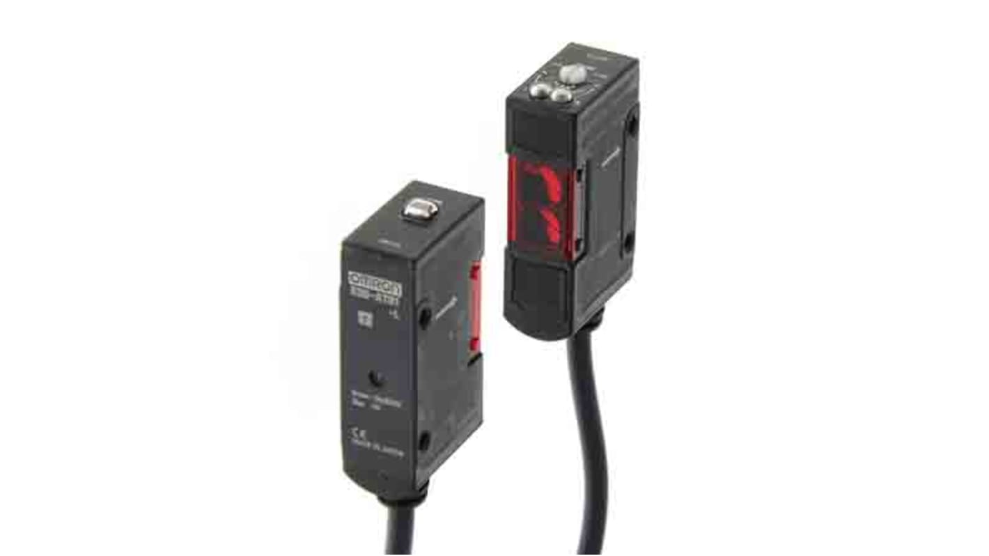 Sensore fotoelettrico rettangolare Omron E3S-AT61, rilevamento fino a 7 m, uscita NPN, alimentazione 10-30V c.c., grado di protezione IP67.