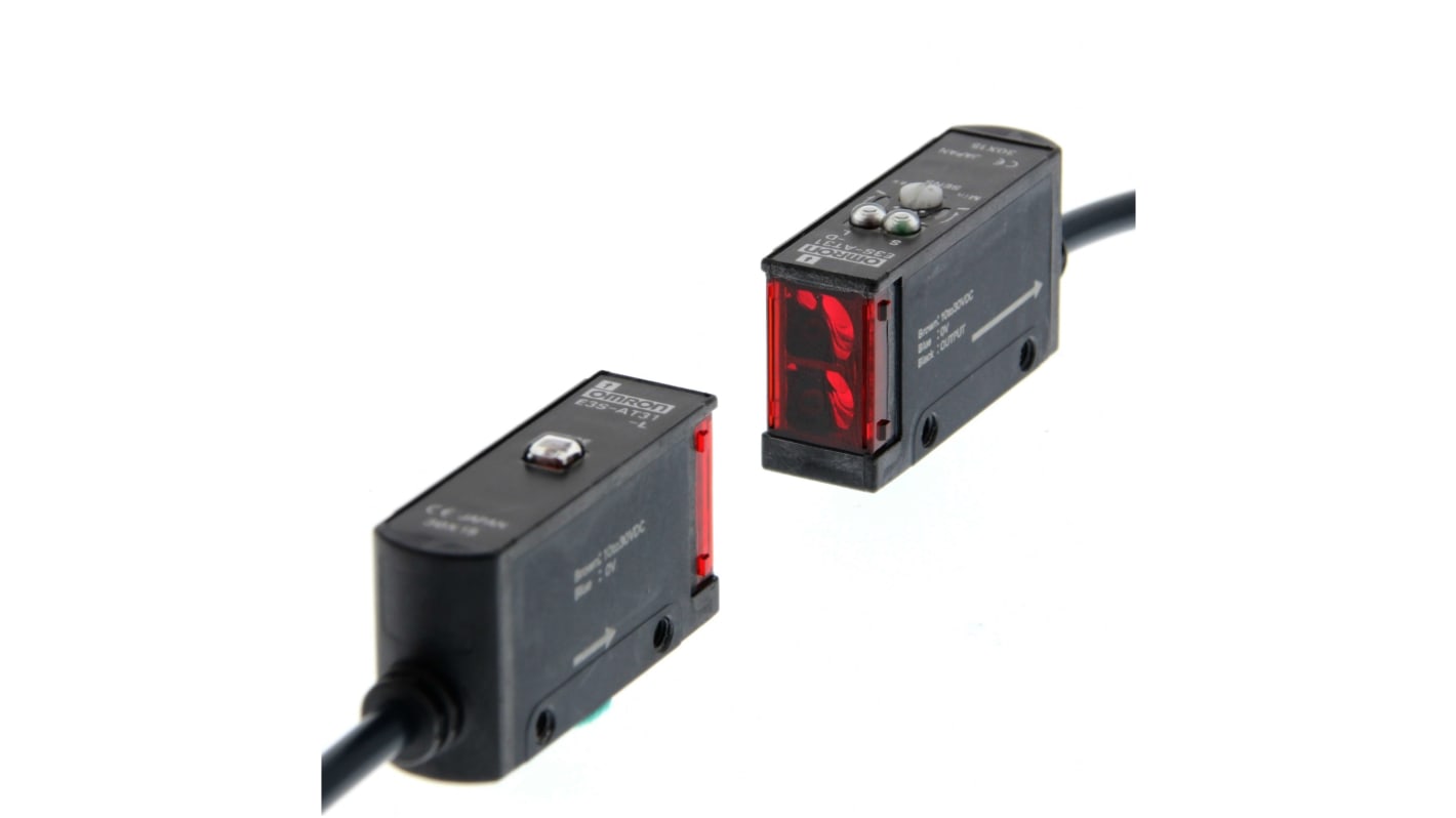 Sensore fotoelettrico Omron E3S-AT31, rettangolare, rilevamento fino a 7000 mm, uscita PNP, alimentatore integrato.