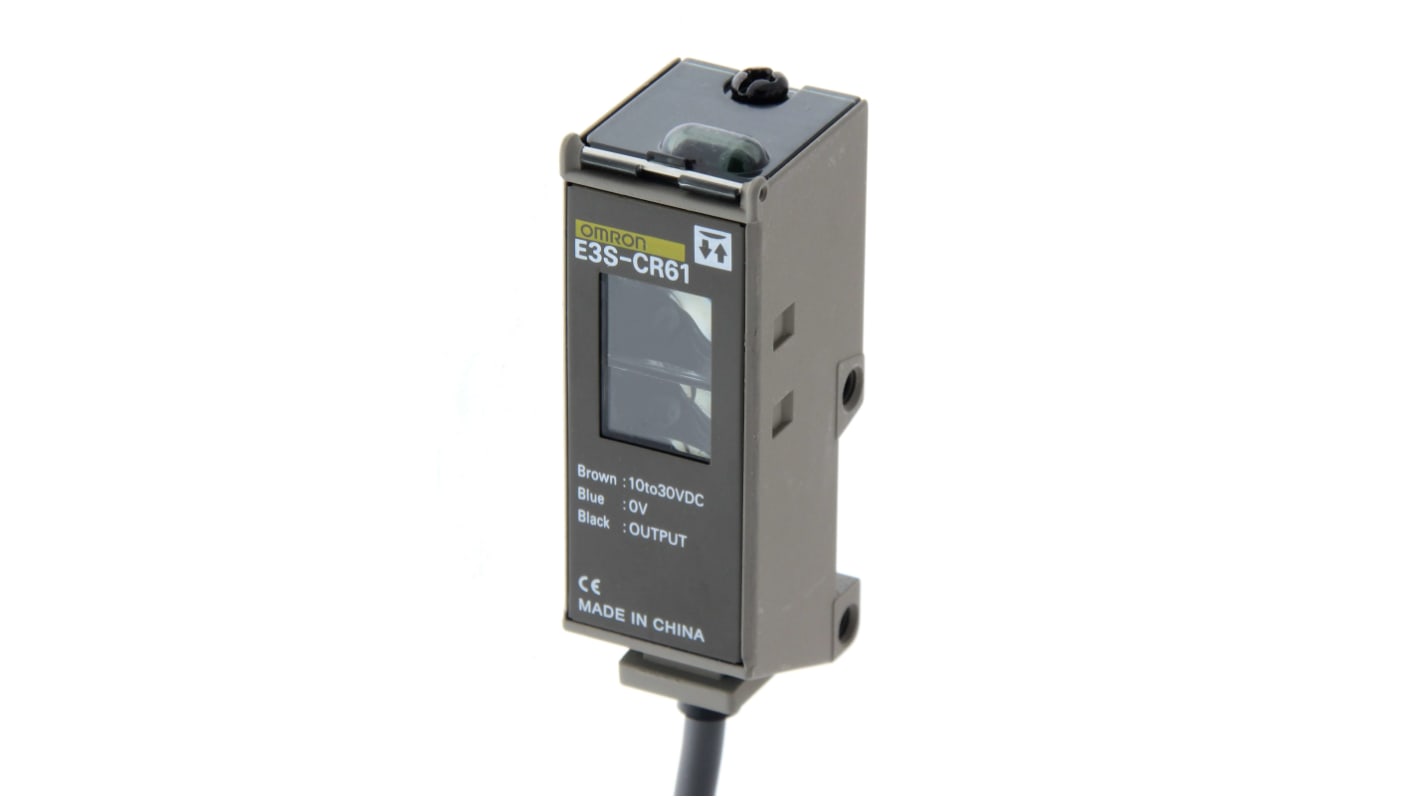 Sensore fotoelettrico rettangolare Omron E3S-CR61 2M, rilevamento fino a 3000 mm, uscita NPN/PNP, alimentatore integrato.