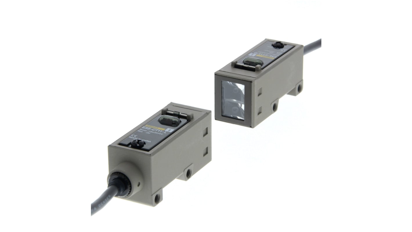 Sensore fotoelettrico Omron E3S-CT11 2M, rilevamento fino a 30 m, uscita NPN/PNP, LED rosso per visibilità, cavo incluso.