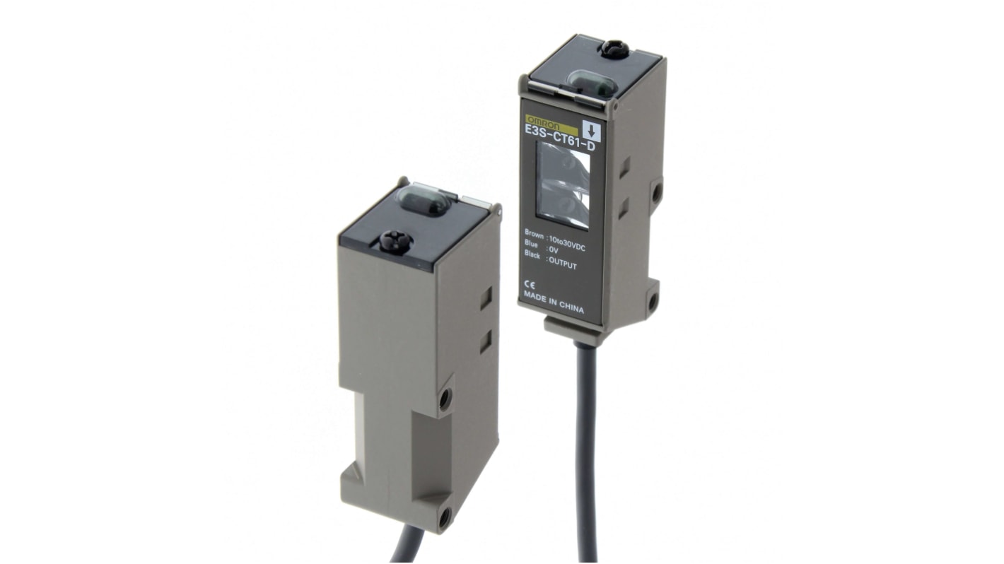 Sensore fotoelettrico Omron E3S-CT61 2M, rilevamento fino a 30 m, uscita NPN/PNP, alimentatore integrato, LED rosso visibile.