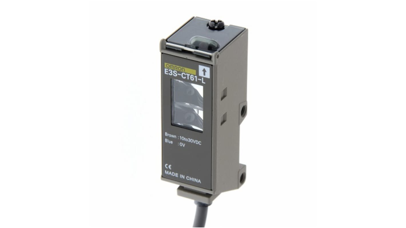 Sensore fotoelettrico rettangolare Omron E3S-CT61-L 5M, rilevamento fino a 12000 mm, alimentatore integrato, LED rosso visibile.