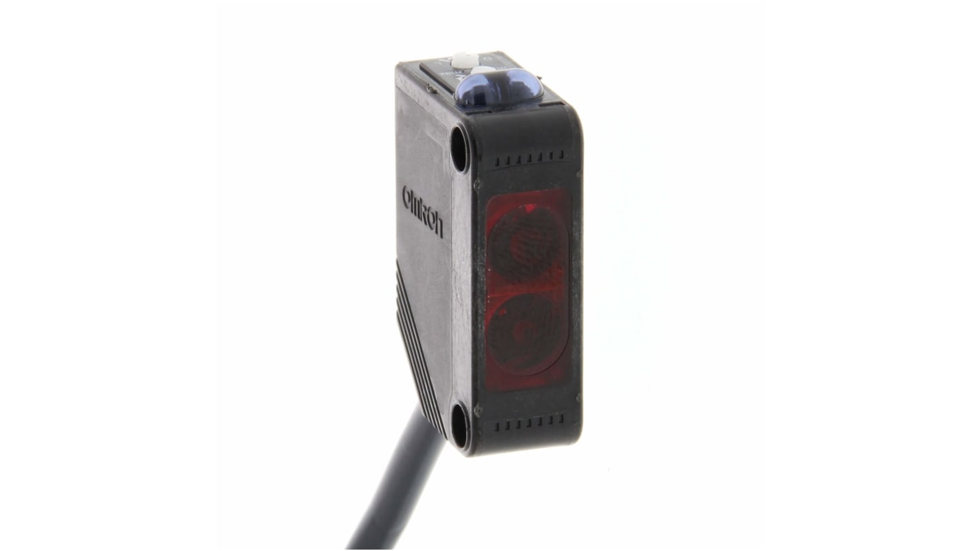 Sensore fotoelettrico rettangolare Omron E3Z-B81 2M, rilevamento a retroriflessione fino a 500 mm, uscita PNP, LED rosso visibile.