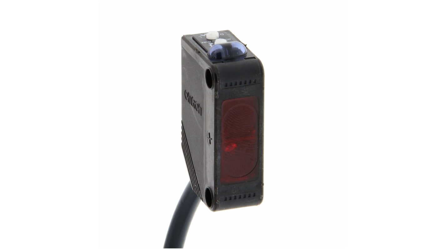 Sensore fotoelettrico rettangolare Omron E3Z-D81 2M, rilevamento fino a 100 mm, uscita PNP, alimentatore integrato.