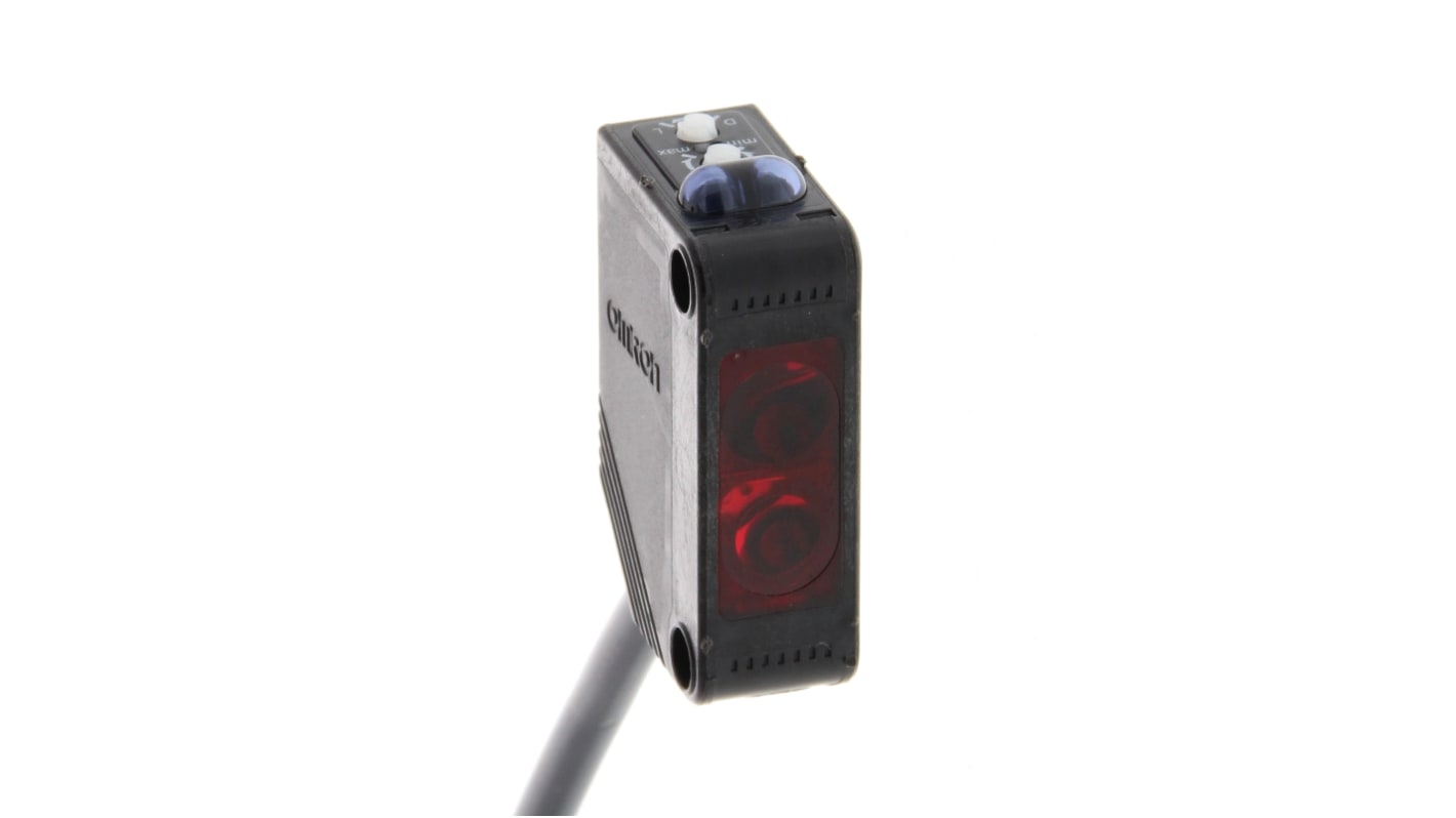 Sensore fotoelettrico rettangolare Omron E3Z-L81 5M, rilevamento fino a 90 mm, uscita PNP, alimentatore integrato.