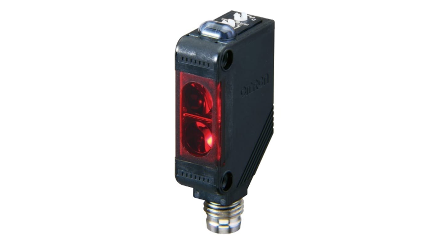 Sensore fotoelettrico Omron E3Z-R86-IL2 a retroriflessione, rilevamento 100 mm, uscita PNP, con connettore M8 a 4 pin.