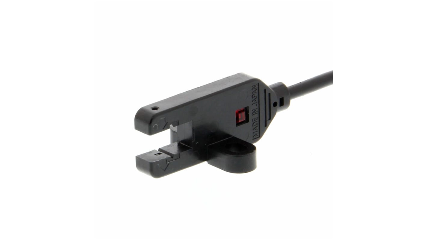 Sensore fotoelettrico Omron EE-SX872P a forma di T, rilevamento fino a 5000 mm, uscita PNP, temperatura operativa -10/+55 °C.