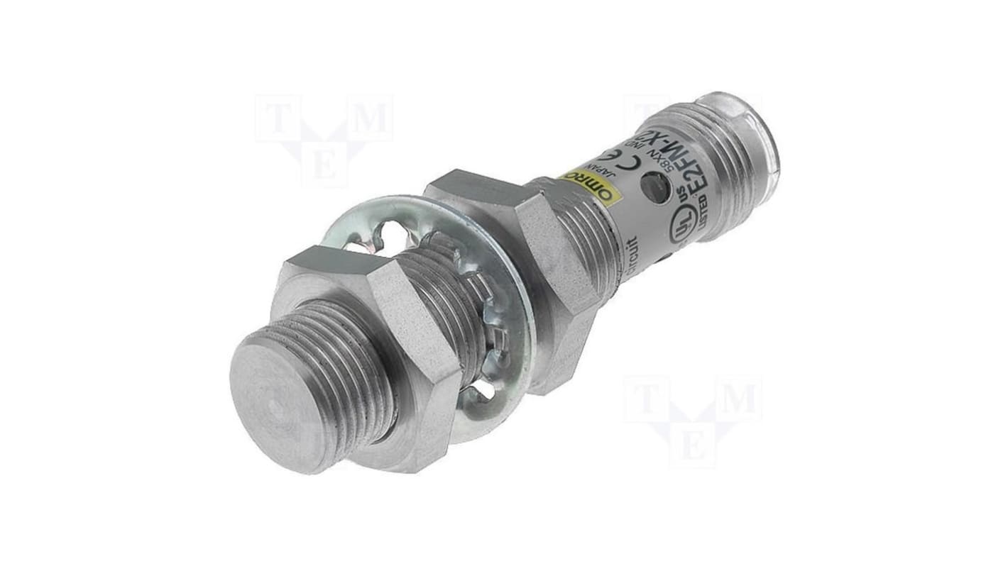 Sensore di prossimità cilindrico NPN M12 Omron E2FM-X2C1-M1, corpo in acciaio inox, distanza di rilevamento 2 mm.