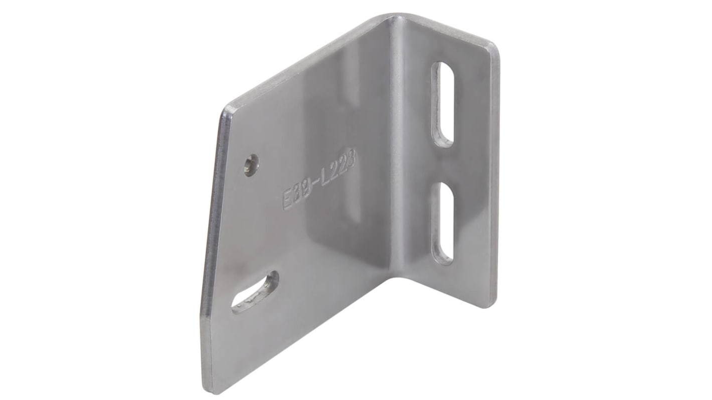 Staffa di montaggio in acciaio inox Omron E39-L223, dimensioni 54mm x 24mm, con connettore smartclick M12 precablato.