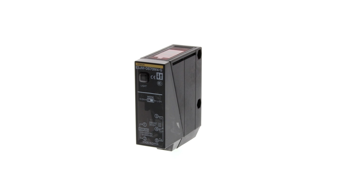 Sensore fotoelettrico rettangolare Omron E3JM-DS70M4, rilevamento fino a 700 mm, uscita PNP, alimentazione CC, facile cablaggio.