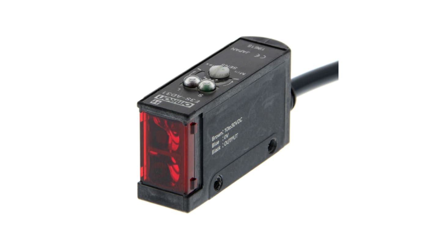 Sensore fotoelettrico rettangolare Omron E3S-AD32, rilevamento fino a 700 mm, uscita PNP, amplificatore integrato.