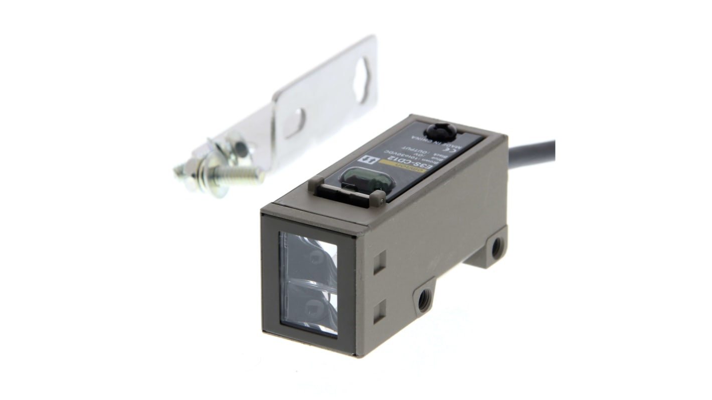 Omron E3S-CD11 2M, sensore fotoelettrico rettangolare a diffusione con rilevamento fino a 700 mm e uscita PNP/NPN.