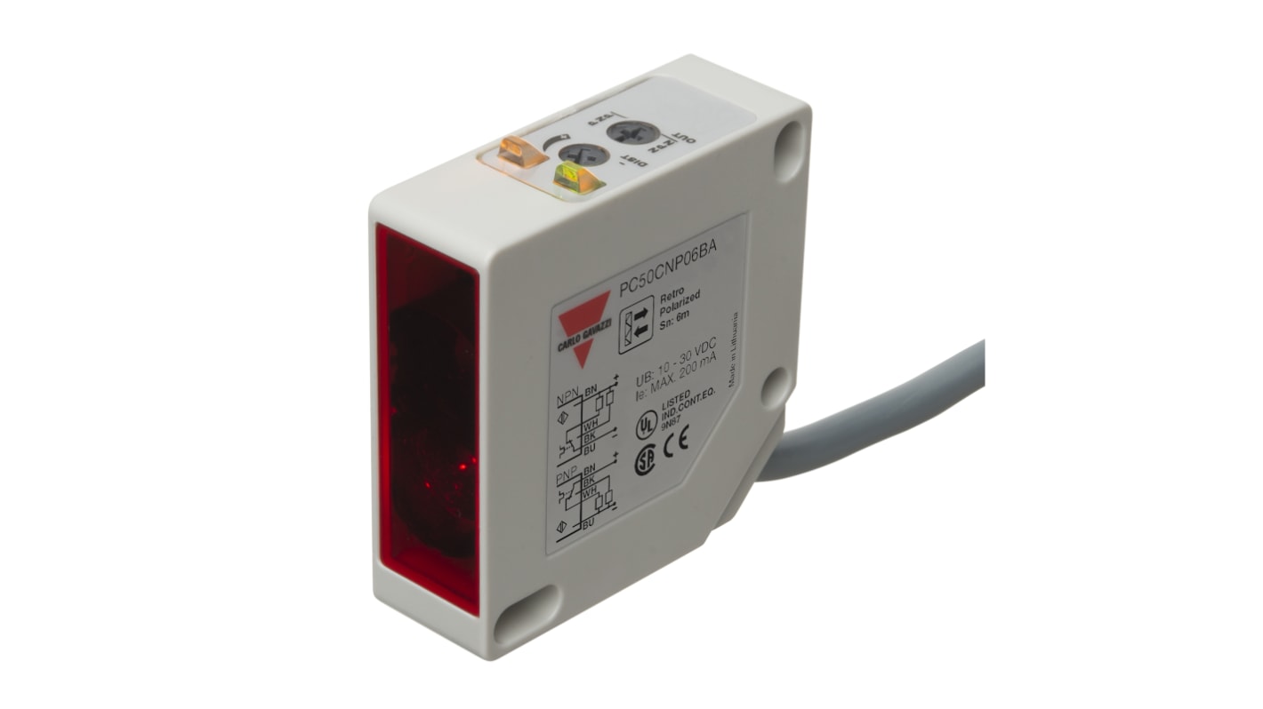 Carlo Gavazzi PC50CNP06BA, sensore fotoelettrico rettangolare con riflessione retro polarizzata, dimensioni 17 x 50 x 50 mm, grado di protezione IP67.