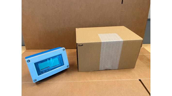 Endress+Hauser RIA15-8AC3, indicatore di processo con display LCD 5 cifre, montaggio a pannello, dimensioni 45 mm x 92 mm.