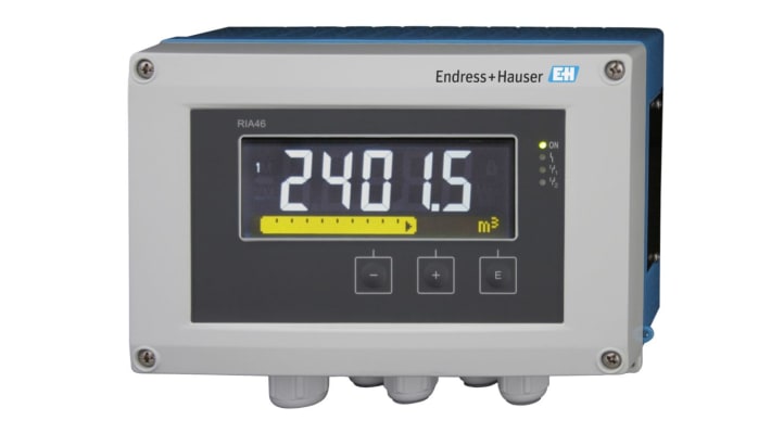 Endress+Hauser RIA46-A1B1A, indicatore di processo multifunzionale con display LCD, ingressi universali e uscite analogiche.
