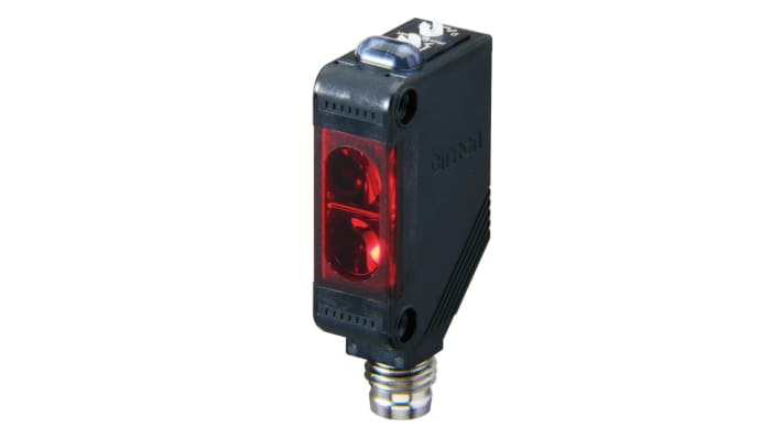 Sensore fotoelettrico Omron E3ZD86 a diffusione, rilevamento 5-100 mm, uscita PNP, grado di protezione IP69K.