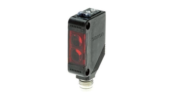 Omron E3ZB86, sensore fotoelettrico rettangolare a retroriflessione, rilevamento 100-500 mm, IP67, montaggio a flangia.