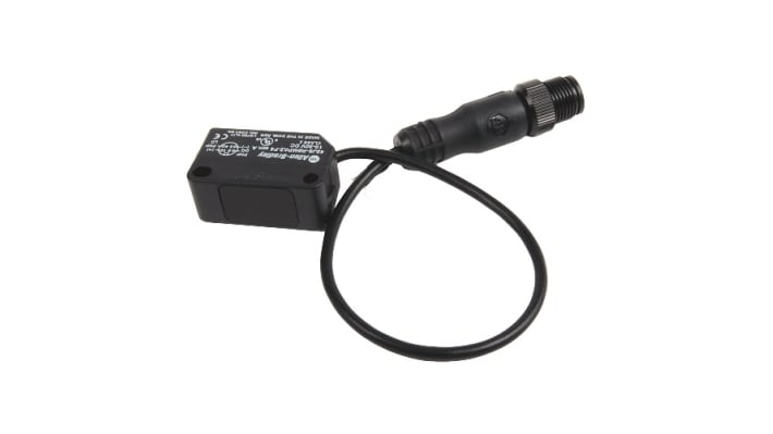 Allen Bradley 42JS-R9MPA2-F4, sensore fotoelettrico rettangolare con rilevamento fino a 10 m, uscita PNP e grado di protezione IP67.