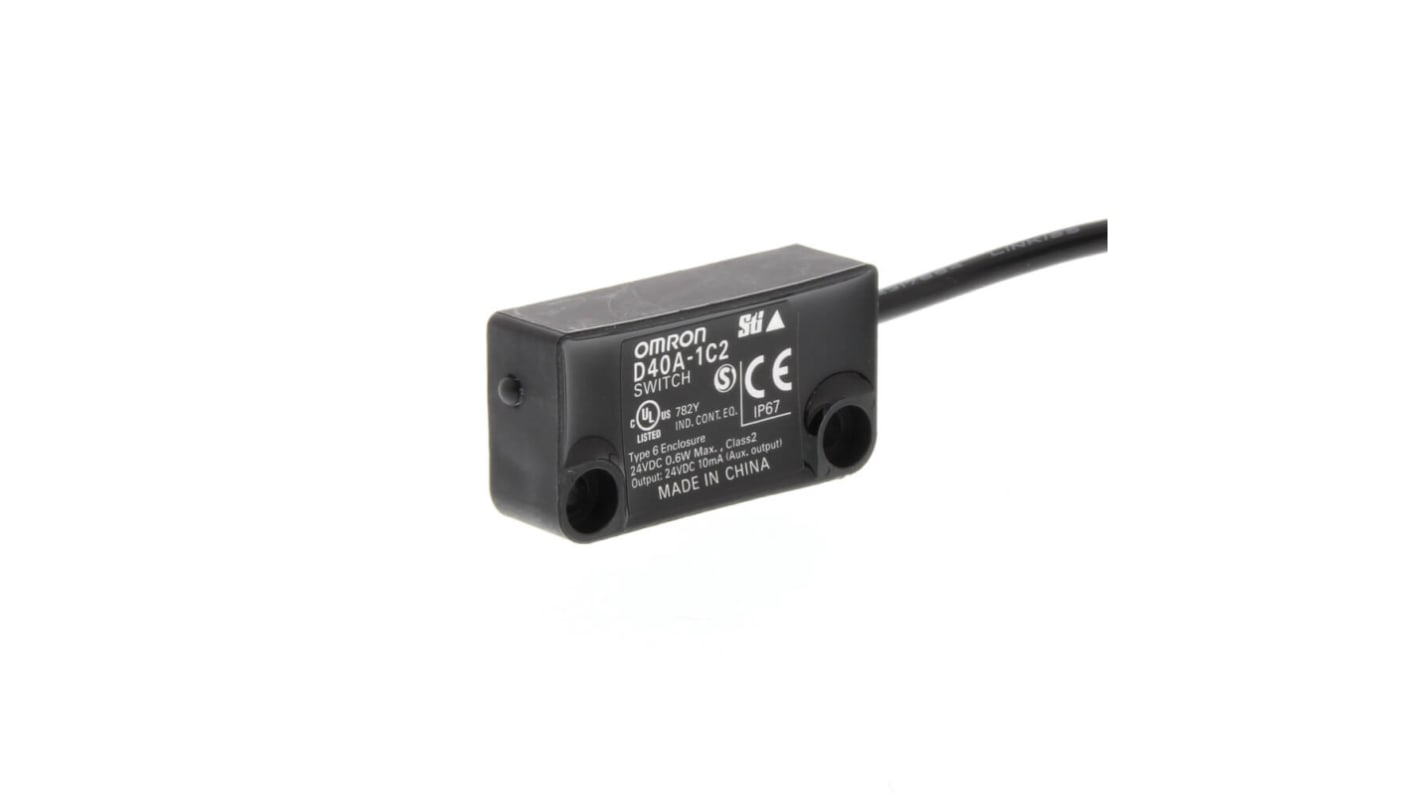 Interruttore di sicurezza senza contatto Omron D40A-1C2, 24V cc, protezione IP67, dimensioni 42mm x 13mm x 48mm.