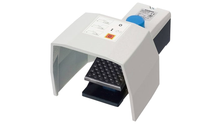 Interruttore a pedale Siemens 3SE2924-3AA20, 2NO/2NC, grado di protezione IP65, alloggiamento in alluminio, dimensioni 264 x 156 x 140 mm.